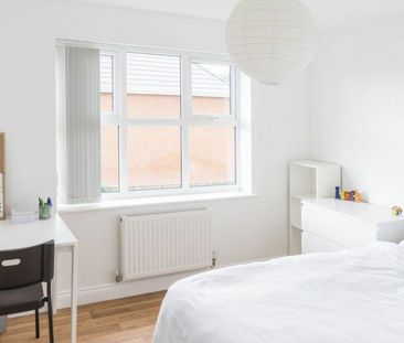 MODERN 4 BED STUDENT HOUSE - Photo 3