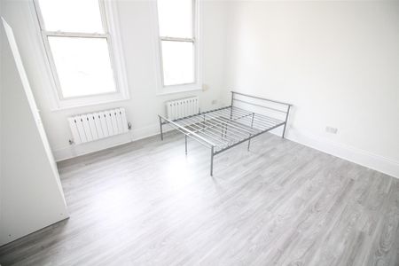 Madeley Road, London - Photo 2