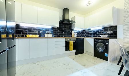 One Ensuite Room Avaiable in a 7 Bedroom Shared Flat - 3 Month Tenancy - Photo 5