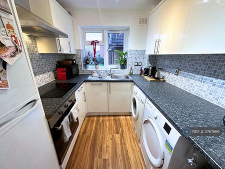 3 bedroom flat to rent - Photo 5