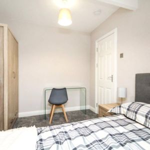 5 bedroom apartment to rent - Photo 2