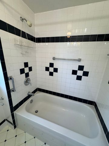 For Lease - 23 Yongeview Avenue, Richmond Hill, Ontario - Photo 2