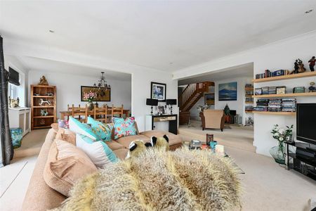 5 bedroom detached house to rent - Photo 2