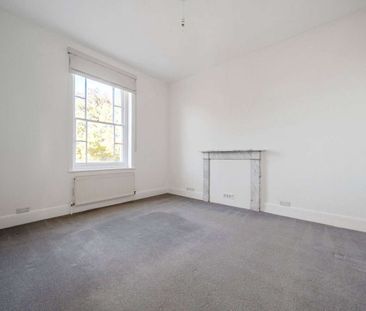 A stunning Grade II Listed Victorian house with a sweeping carriage... - Photo 2