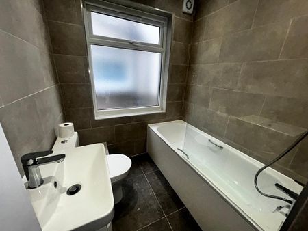 3 bedroom flat to rent - Photo 4