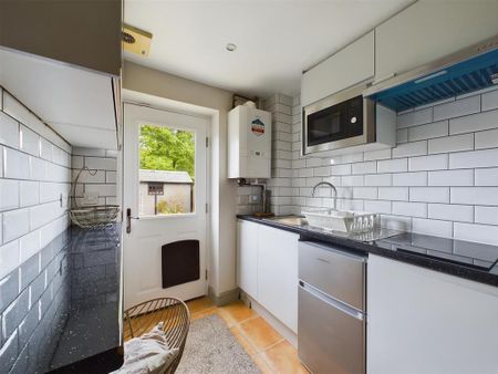 1 bedroom in a house share to rent - Photo 2