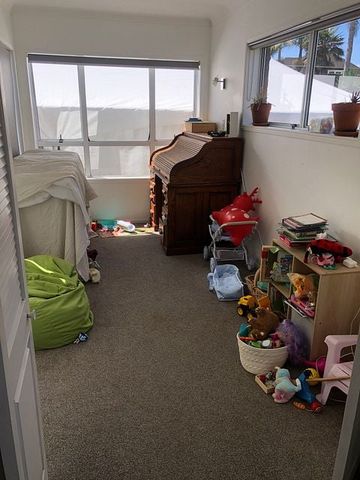 Sunny 2.5 bedroom unit - Photo 5