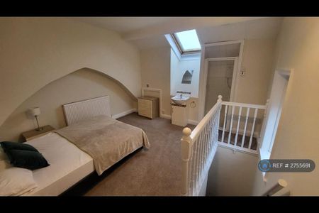 1 bedroom in a house share to rent - Photo 4