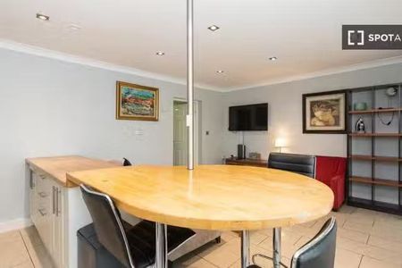 2-bedroom apartment for rent in Pembroke, Dublin - Photo 2