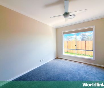 Modern & Spacious Family Home with Large Backyard & Ducted aircon - Photo 4