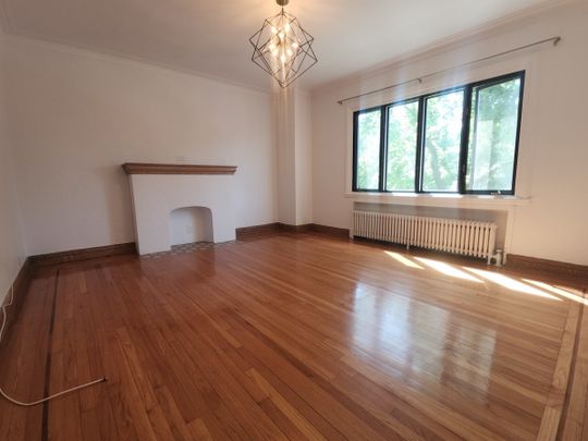 Logement rénové de 2 chambres à coucher plus bureau, semi-meublé. - Photo 1