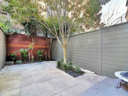 Spacious one bedroom with large courtyard - Photo 5