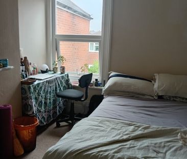 4 Bed Semi-Detached House, Mordaunt Road, SO14 - Photo 2