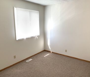 PET FRIENDLY RENOVATED TOWNHOUSE IN NORMANDEAU!!! - Photo 6