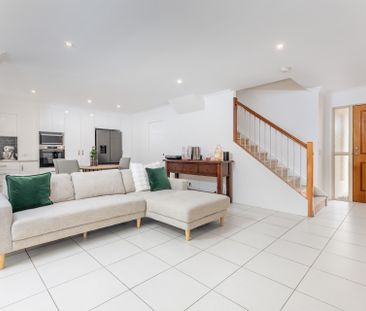 Stylish, 3 Bedroom Spacious Townhouse in sought after North Lakes. - Photo 3