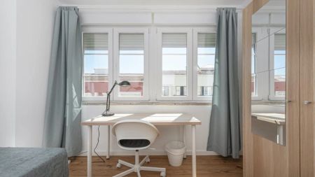 Room in a shared 7-bedroom apartment for rent in Lisbon - Foto 4