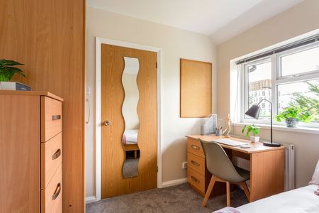 5 Bed Semi-Detached House, Southall Avenue, BN2 - Photo 3