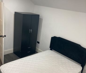 Room in a Shared House, Whitehorse Road, CR0 - Photo 1