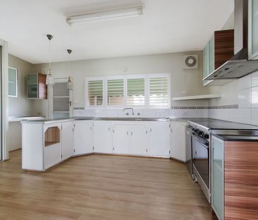 SPACIOUS FAMILY HOME WITH ADDED SELF-CONTAINED UNIT - Photo 2