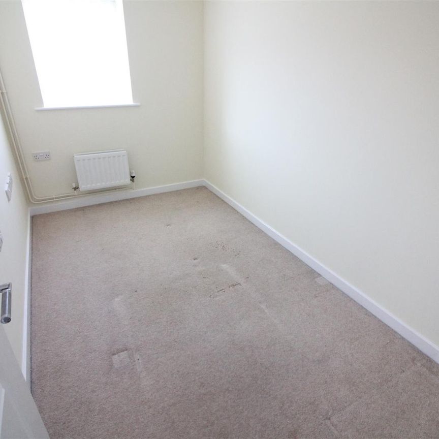 Dedworth Road, Windsor - Photo 1