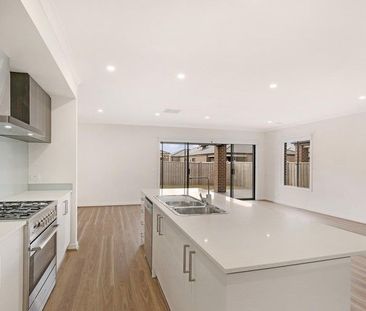 Immaculate and Near New Spacious Family Home in Prime Location - Photo 6