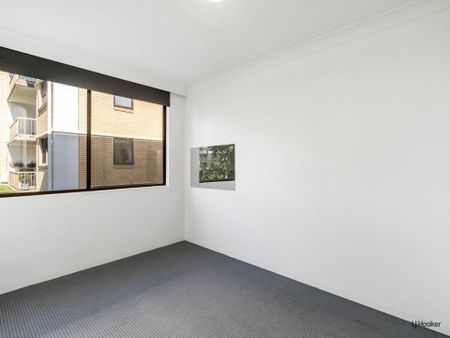 Refurbished Beachside Unit in Highly Sought-After Palm Beach - Photo 5