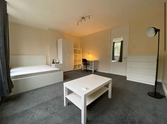 4 bedroom flat share to rent - Photo 1