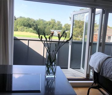 A stunning top floor flat in an exclusive development in a popular ... - Photo 6