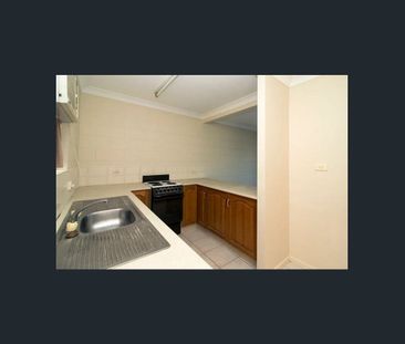 Fully Air-Conditioned Central Townhouse! - Photo 4