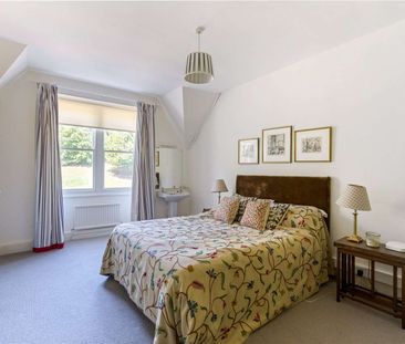 An Imposing Country Residence with Elegant Features - Photo 4