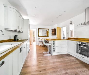 A recently renovated detached 3 bedroom, 2 bathroom house in a peac... - Photo 4