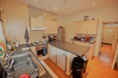 10 bedroom House in Beamsley Mnt/Ter, Leeds - Photo 1