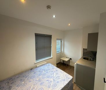 Studio Flat, Courthill Road, SE13 - Photo 1