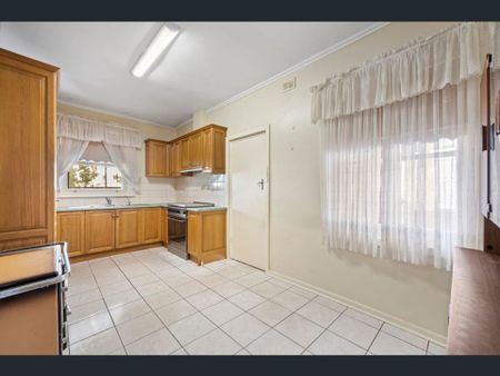 Charming 3-Bedroom Home in Prime Felixstow Location - Photo 2