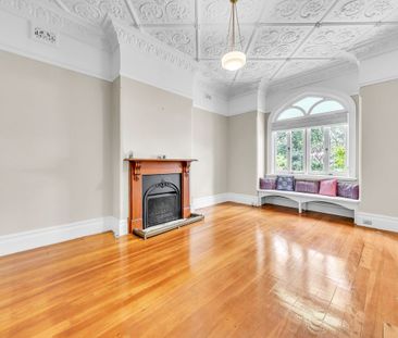 Classic Family Home - Photo 2