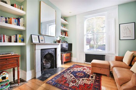 Completely refurbished three bedroom house with a private garden in Islington. - Photo 4