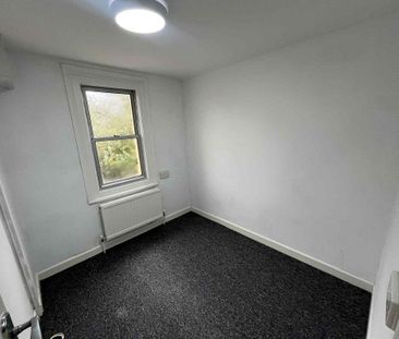 3 bedroom end of terrace house to rent - Photo 4