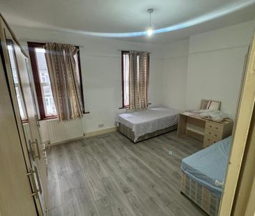 4 bedroom townhouse to rent - Photo 2