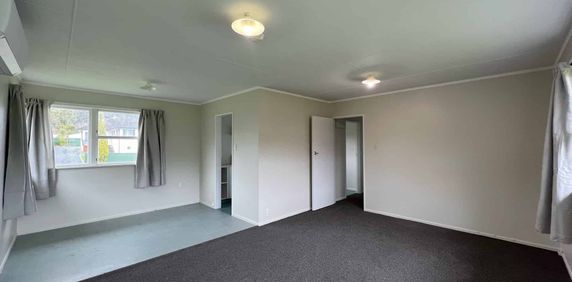 3 Bedrooms Timberlea - Photo 2