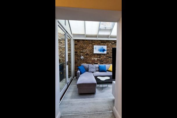 1 Bed Flat, Fulham Road, SW6 - Photo 1