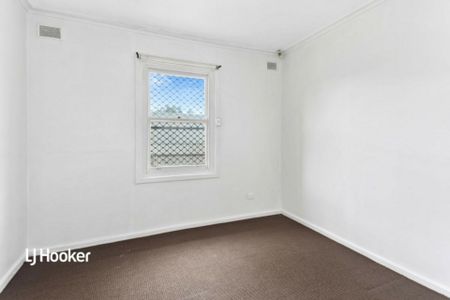 Charming 3- bedroom home - Photo 2