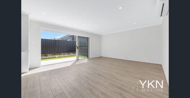 Modern Townhouse In Atherstone! - Photo 1