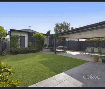 Period charm meets modern sophistication - Photo 1