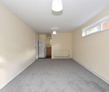 Aurum Close, Horley, RH6 - Photo 1
