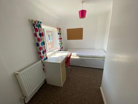 5 bedroom semi-detached house to rent - Photo 4