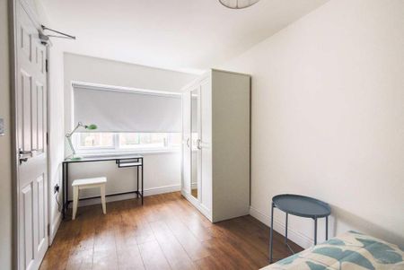 1 bedroom in a house share to rent - Photo 2