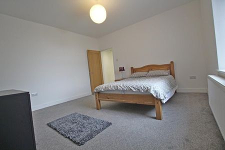 2 bedroom end of terrace house to rent - Photo 4