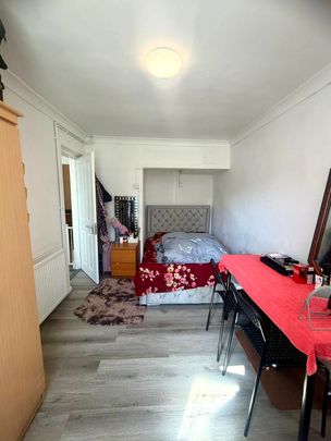 £1,500 PCM All bills Included 2 Bed Ground Floor Flat in Comet Steet, Adamsdown, Cardiff, CF24 0JB - Photo 1