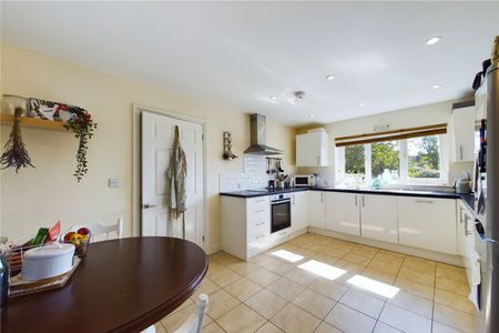 Royal Avenue, Calcot, Reading, Berkshire, RG31 - Photo 3