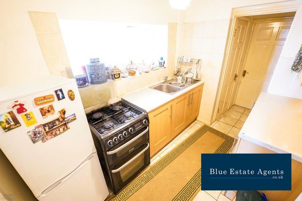 4 bedroom end of terrace house to rent - Photo 1